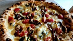 Pizza de queso de cabra y tomates. Mo de Movimiento Los 5 Mejores