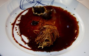 Paloma torcaz en hilos de verdura y salsa de vinos generosos del restaurante ARCE