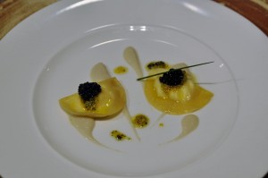 Ravioli de ricota, caviar, anchoa y aceituna. Santceloni