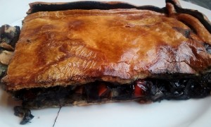 No es un pote, pero es una magnífica empanada gallega de chocos en su tinta. 