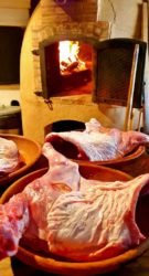 Horno de adobe para asados castellanos. Lechazos dispuestos para entrar al horno