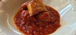Atún guisado con tomate, huevo frito y patatas fritas. El Campero los 5 mejores.