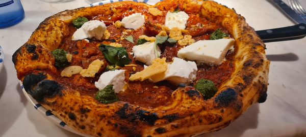 Búfala Fest, pizza campeona de España en 2024: napolitana, con salsa de tomate, mozzarella DOP, tomatitos confitados, crujiente de parmesano y pesto.