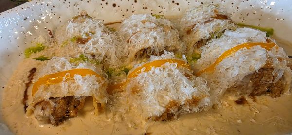 Canelón de pollo salsa de foie. La Embajada de Serrano. Barrio de Salamanca, los 5 mejores.