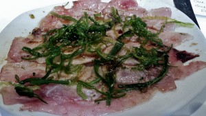 Carpaccio caliente pez limón 