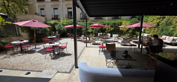 El Patio de Claudio sencillo patio terraza ajardinada, “escondido”, con clase, íntimo y relajado