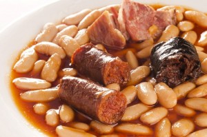 Fabada tradicional con su compango