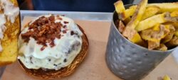 Hamburguesa Mad Gril, Madrid. smokey burger, con queso havarti, bacon bits y mayonesa ahumada,Los 5 mejores