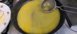 Mi vida en recetas. Ligando la emulsión con el colador. los 5 mejores