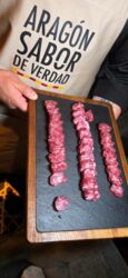 Longaniza de Graus. Su aderezo tiene la particularidad de que no lleva pimentón, tan característico de la mayoría de los embutidos españoles, lo que la hace única
