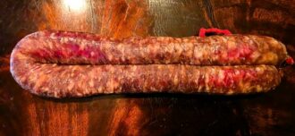 Longaniza de Graus. Su aderezo tiene la particularidad de que no lleva pimentón