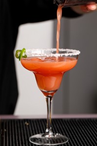 Margarita Punto MX: tequila, fresas y jalapeños.