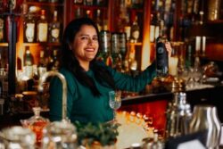 enfocada a dar a conocer su historia y cultura, así como sus capacidades en la coctelería y su armonía con diferentes platos y postres. Los 5 mejores