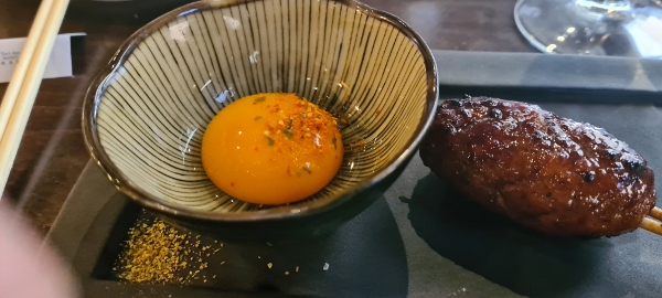 Pollo tsukune y yema de huevo. Tori-Key. Los 5 mejores temperatura