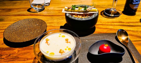 bombón de bacalao, ensaladilla de garbanzo, ajoblanco. Quinto sabor. los 5 mejores