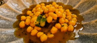 Garbanzos con rabo de toro y foiegras. Suculento y equilibrado. Gran plato. Barbudo. los 5 mejores