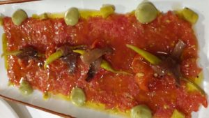 Tomate rallado con crema de aguacate, pimiento asado, piparra y anchoas