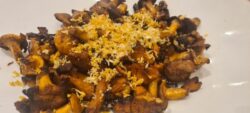 Cantharellus cibarius. salteadas, con huevo y yema de huevo líquida. La Renta