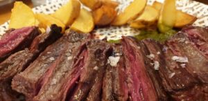 entraña de vaca a la brasa, correcta, perfecta de punto de asado.