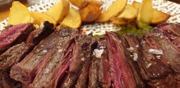 entraña de vaca a la brasa, correcta, perfecta de punto de asado.