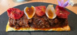 picada sobre hojaldre In Pulso Legazpi.