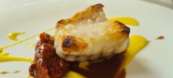 Lomo de rape con pimiento rojo asado y maíz. Restaurante Velasco Abella. Chamartín, Madrid. 
