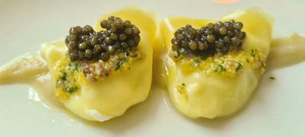 Ravioli de queso ahumado hinojo y caviar; un gran clásico de Velasco Abellá, delicado y excepcional